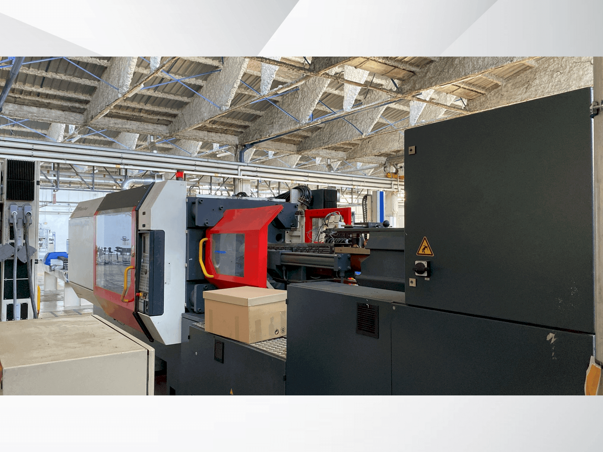 Frontansicht der DEMAG Ergotech System 420-1450 Maschine