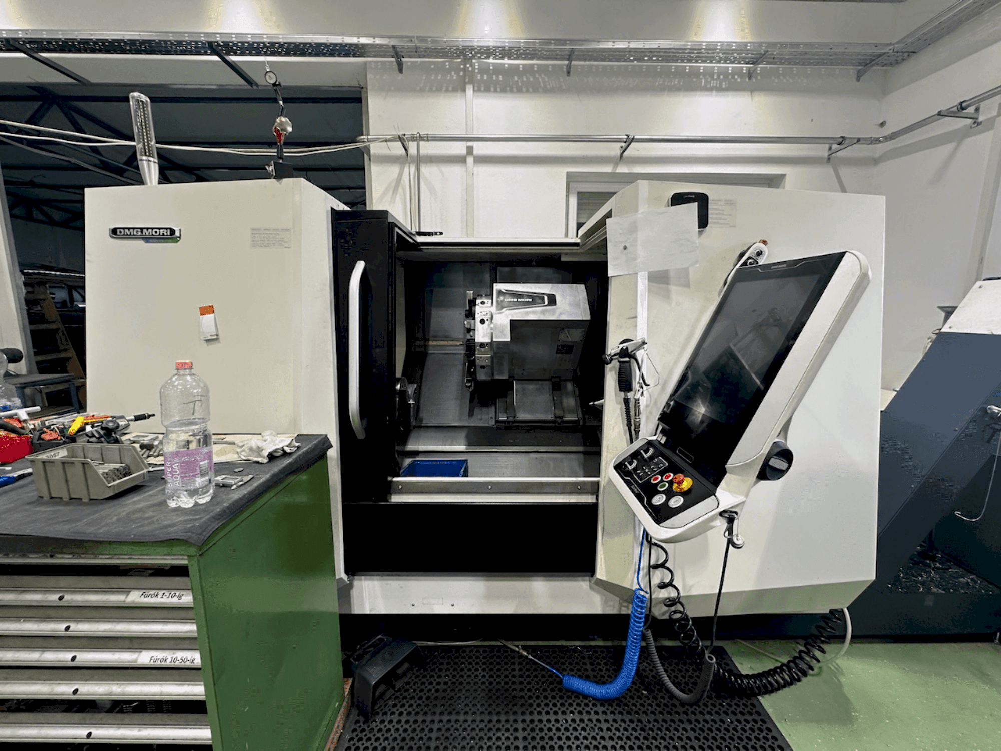 Frontansicht der DMG MORI CLX 450 V4 Maschine